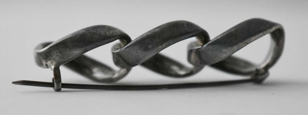 Srebrna ażurowa broszka