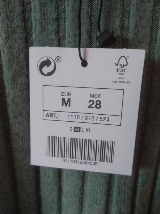 camisola de malha com nervuras e pérolas brancas nos ombros