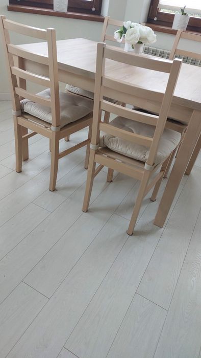 Stół rozkladany plus 4 krzesla- komplet do jadalni