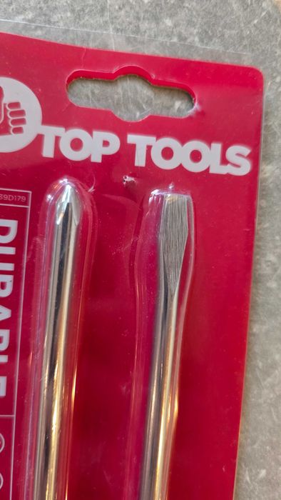 Dwa śrubokręty - płaski i krzyżowy