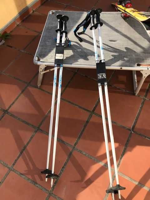 2 pares de skis usados