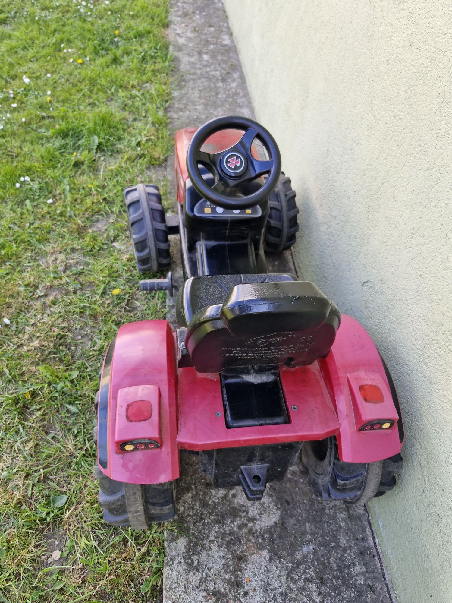 Traktor Ferguson dla dzieci z pedałami, gratis śmieciarka Bruder