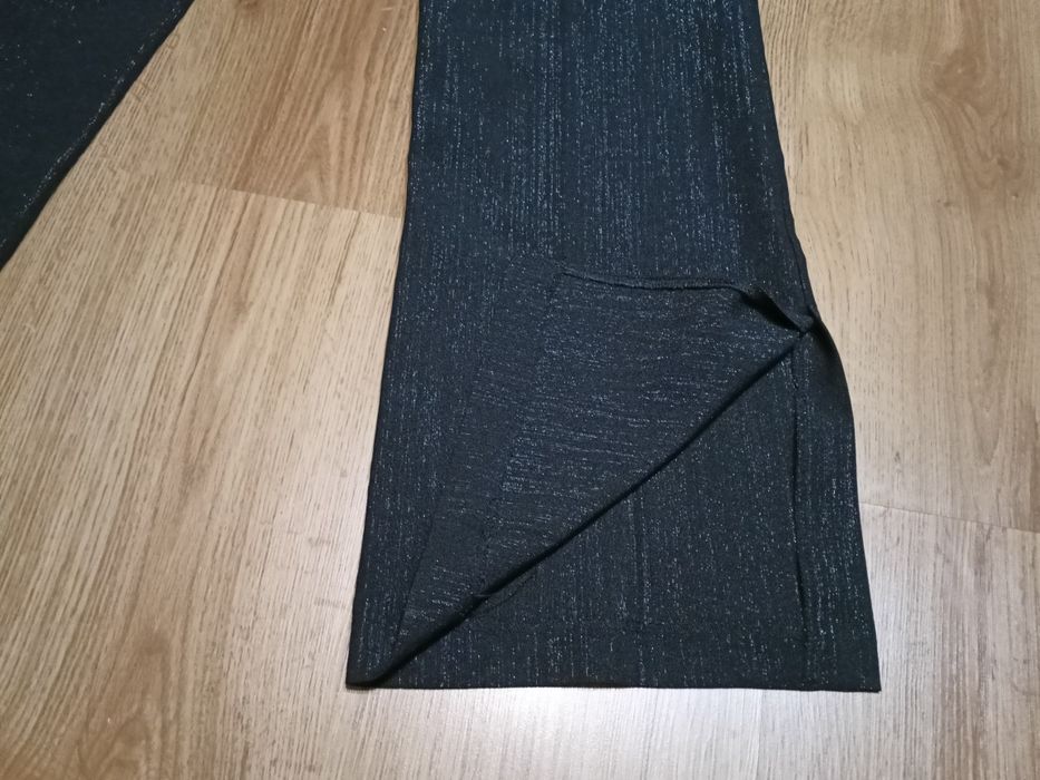 Czarne eleganckie materiałowe spodnie dzwony, ze srebrną nitką. L.