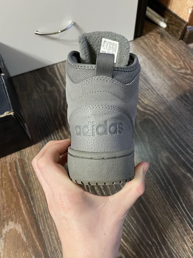 Кросівки Adidas.