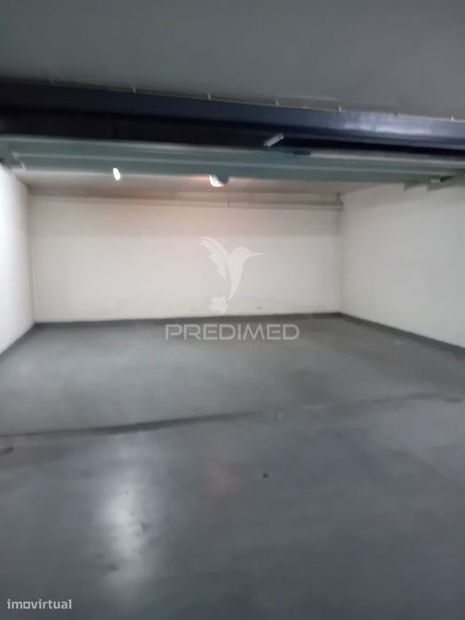 Box com portão automático e saída direta para o exterior