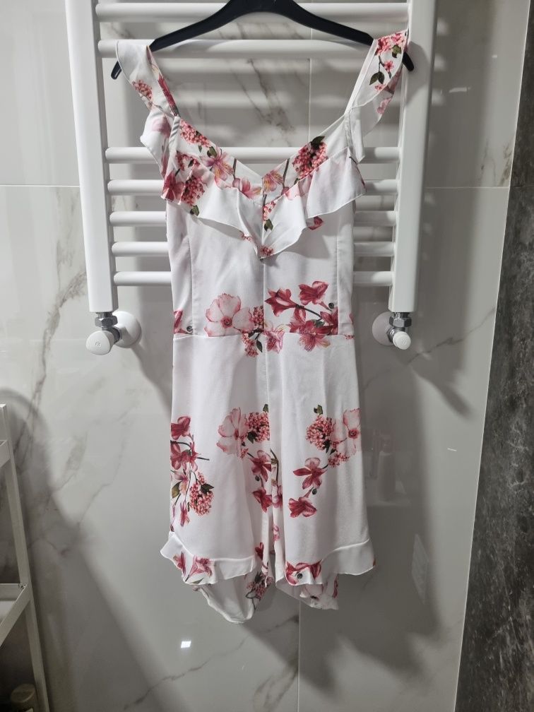 Macacão branco com flores
