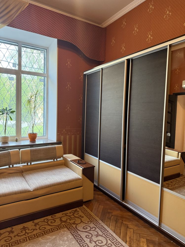 Продам  Центр 5 кв площадью  155 кв м Бажанова 14