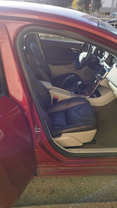 Volvo V40 2014, com 233 000 kms e inspeção realizada