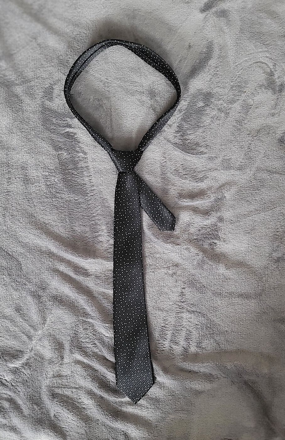 Krawat męski czarny w białe kropki