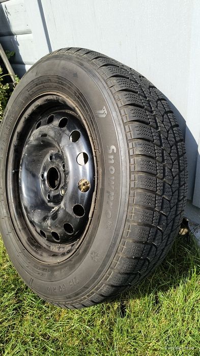 Sprzedam opony z felgami do Vitary rocznik 2020 do 2025.