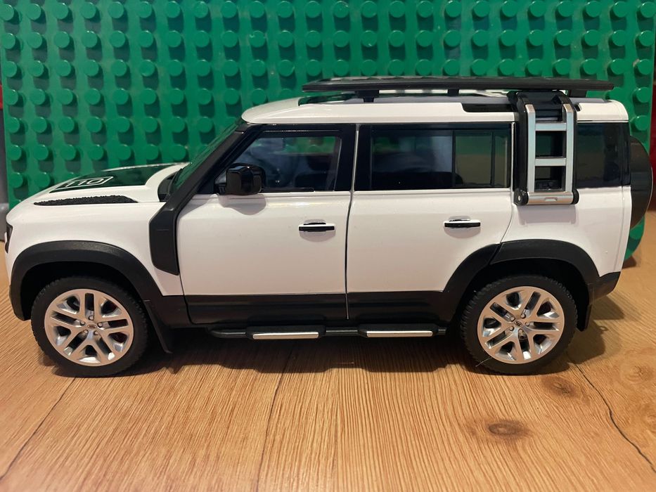 Land Rover Defender 110 skala 1/18