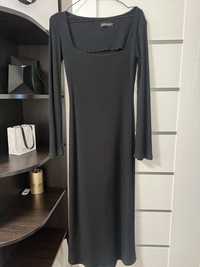 Чорна трикотажна сукня міді
