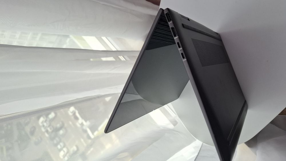 Hp Envy x360 15.6" ryzen 5 7530U 8 ram 512 ssd Barcelo 512mb face id
