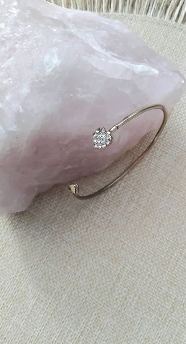 Delikatna bransoletka typu cuff.