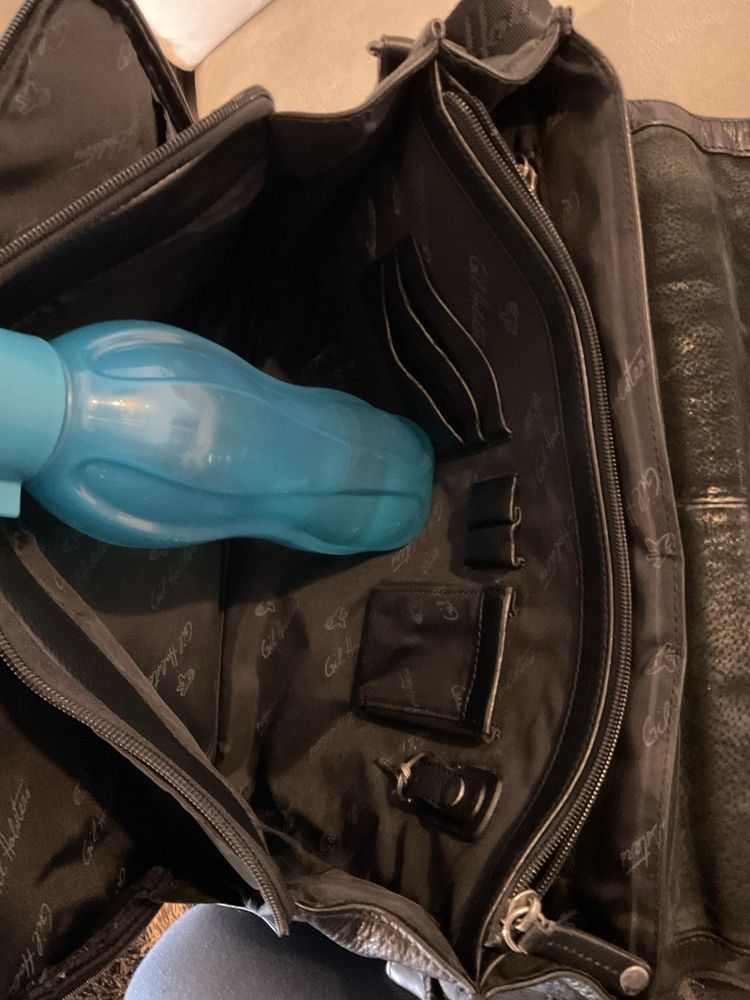 Pasta de Ombro em Pele Gil Holsters – Preta, Vários Compartimentos