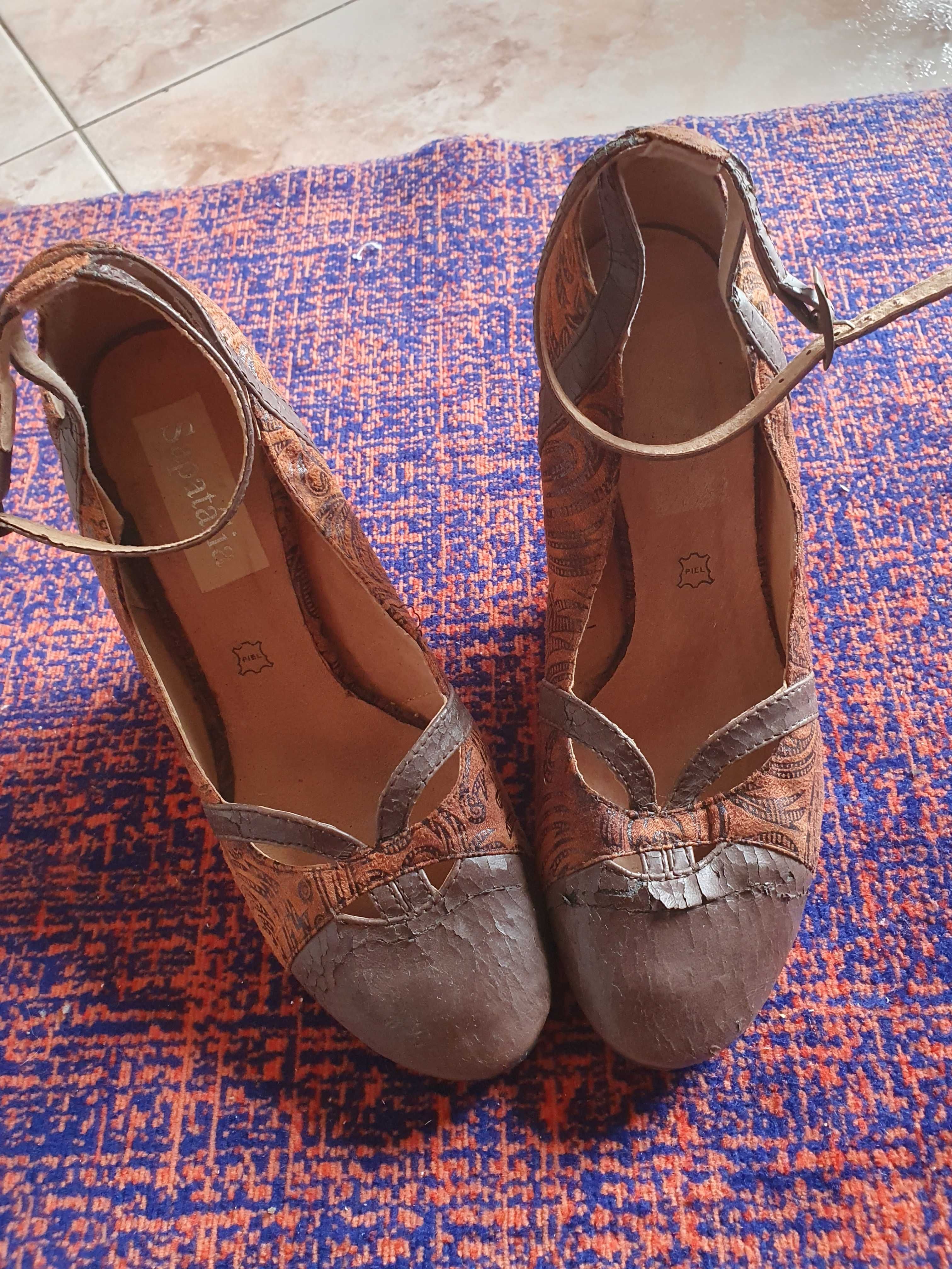 Sapatos de tacão alto