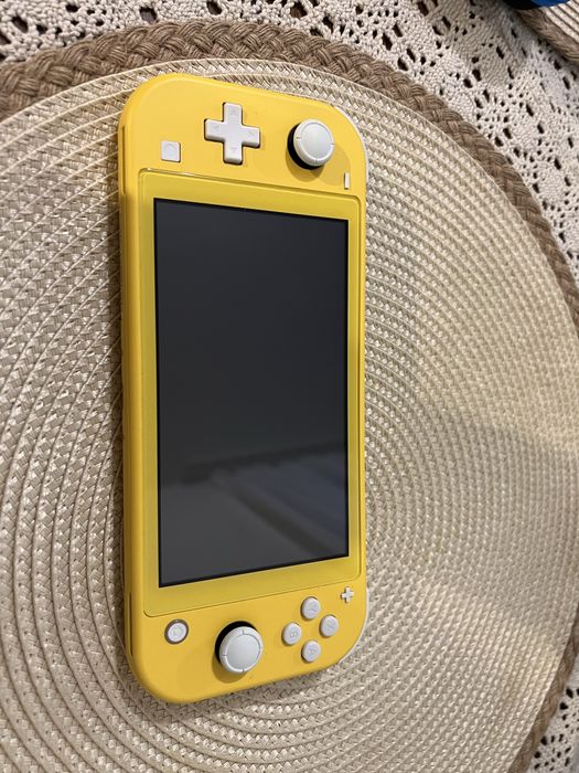 Nintendo Switch lite żółta + gra