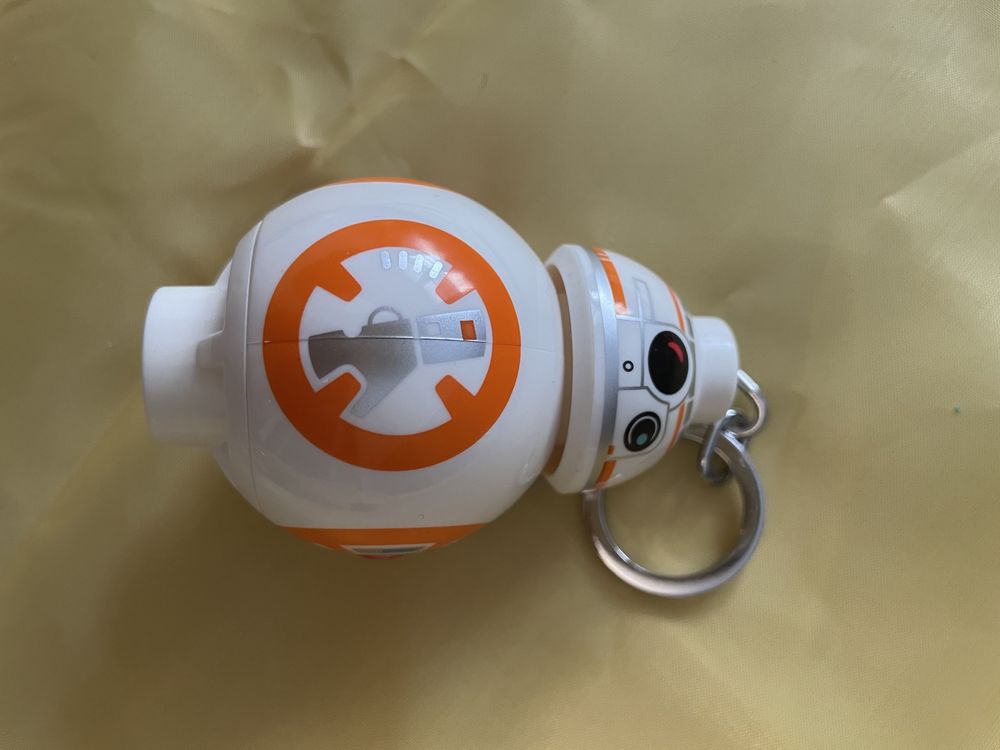 breloczek z latarką  r2d2 i BB8