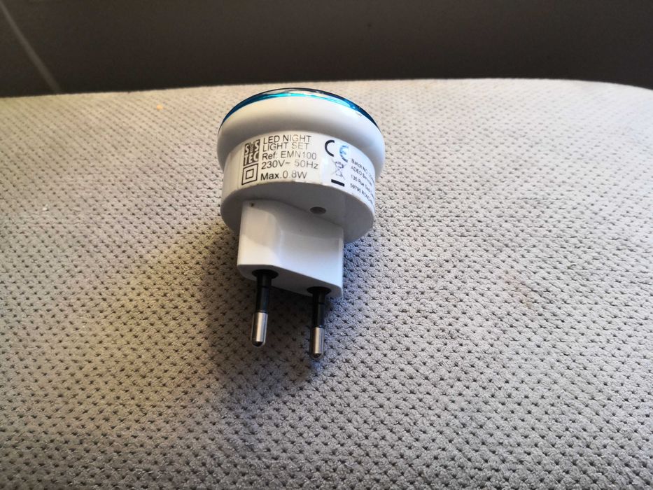 Lampka nocna LED w kolorze niebieskim lub czerwonym