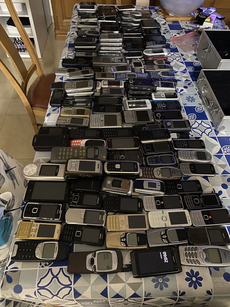 Telemóveis usados grande coleção de telemóveis