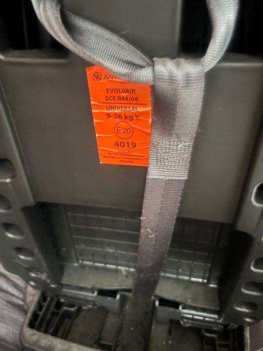 Дитяче автокрісло 9-36 кг в гарному стані