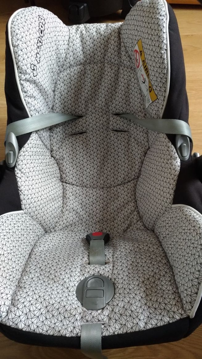 Fotelik MAXI COSI Cabrio Fix - folia przeciwdeszczowa gratis