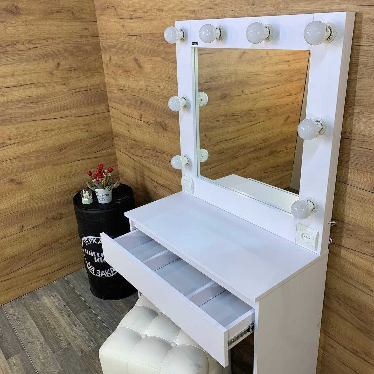 Компактный туалетный столик для макияжа с зеркалом и подсветкой