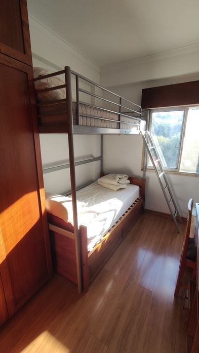 Cama alta SVARTA ikea com Colchão