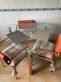 Mesa de cozinha com cadeiras