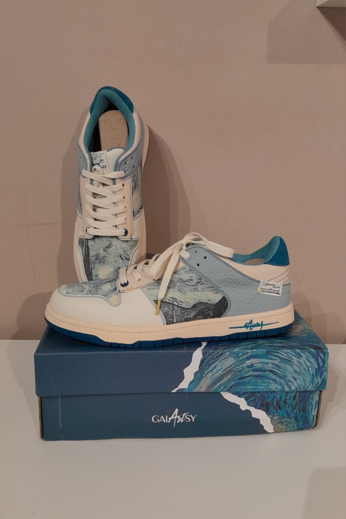 Buty inspirowane obrazem Vincenta van Gogha "Gwiaździsta Noc"