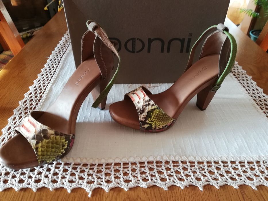 Sandálias em pele DONNI