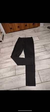 Czarne spodnie jeansy