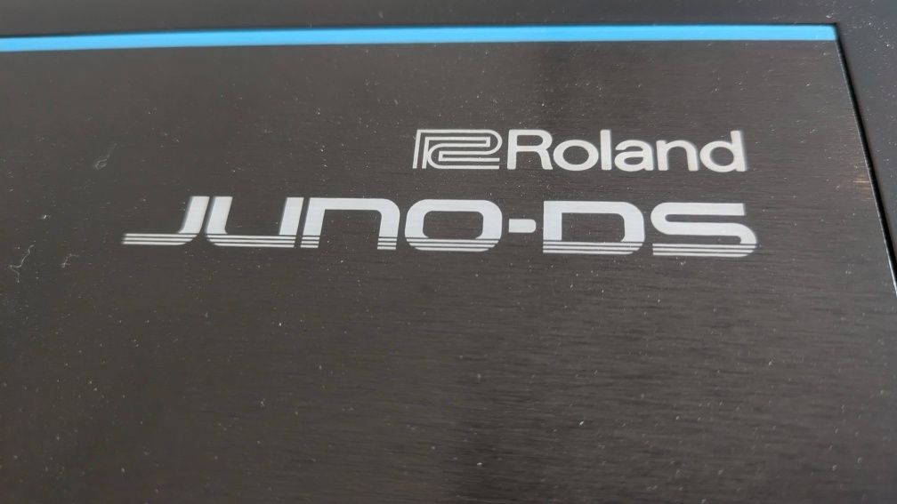 Roland Juno-DS 61 arranger sampler keyboard