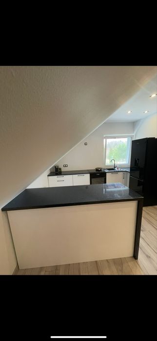 Kuchnia na wymiar z wyspą–nowoczesna,czarno-biała, z brokatowym blatem