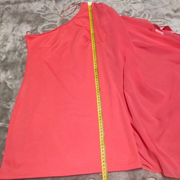 Koralowy top z jednym rękawem z tiulu S/M