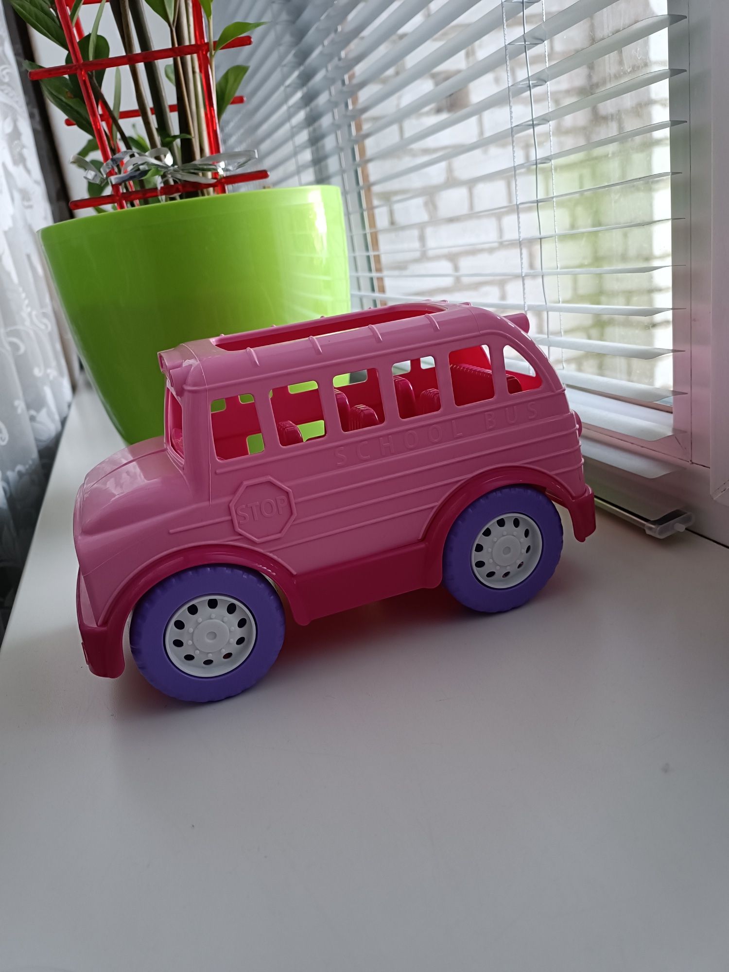 Машинка рожева, шкільний автобус