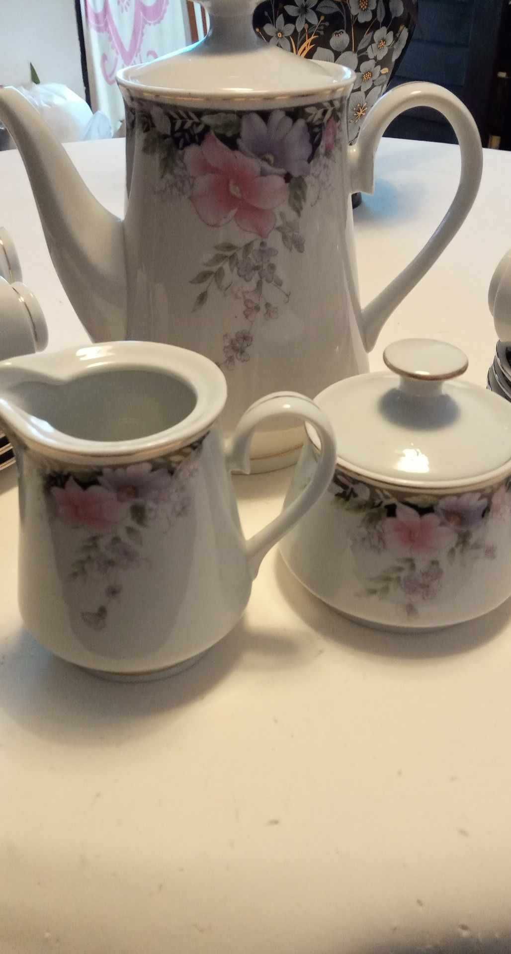 Serviço de porcelana de jantar + café e chá (incompleto)