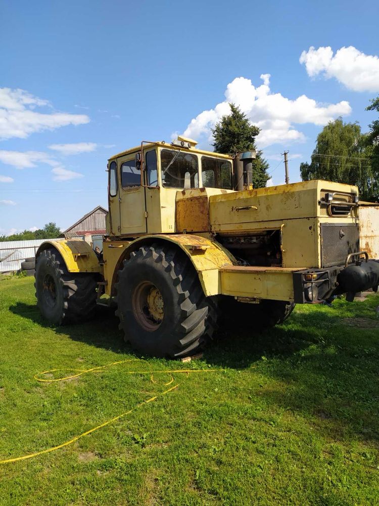 Трактор Кировець К-700 і плуг Варіант
