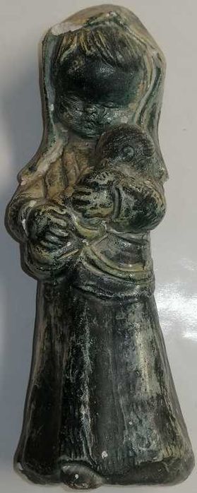 estatueta de uma mulher a segurar uma criança