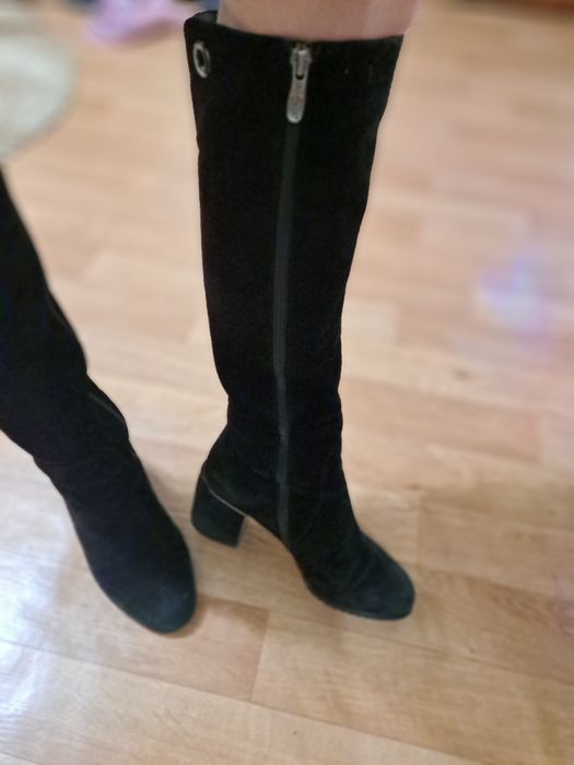 Гарні замшеві зимні чобітки