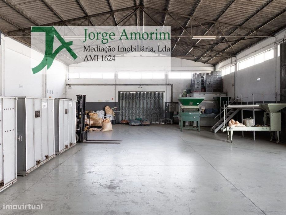 Armazém Z.I. Rio Meão. Área coberta 625 m2. Área livre 840. 3 frentes