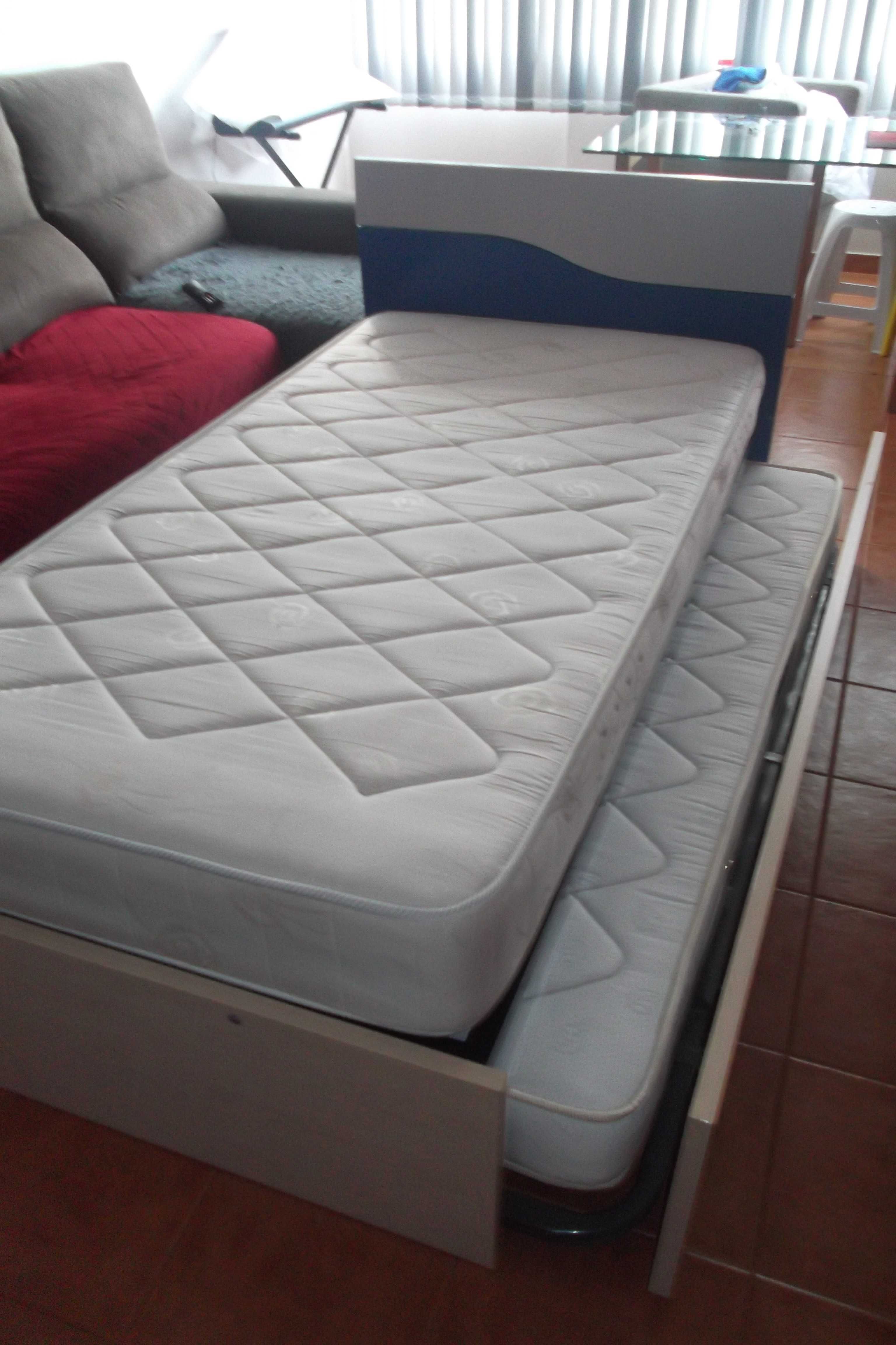 Cama Solteiro ou Casal (com Colchões)