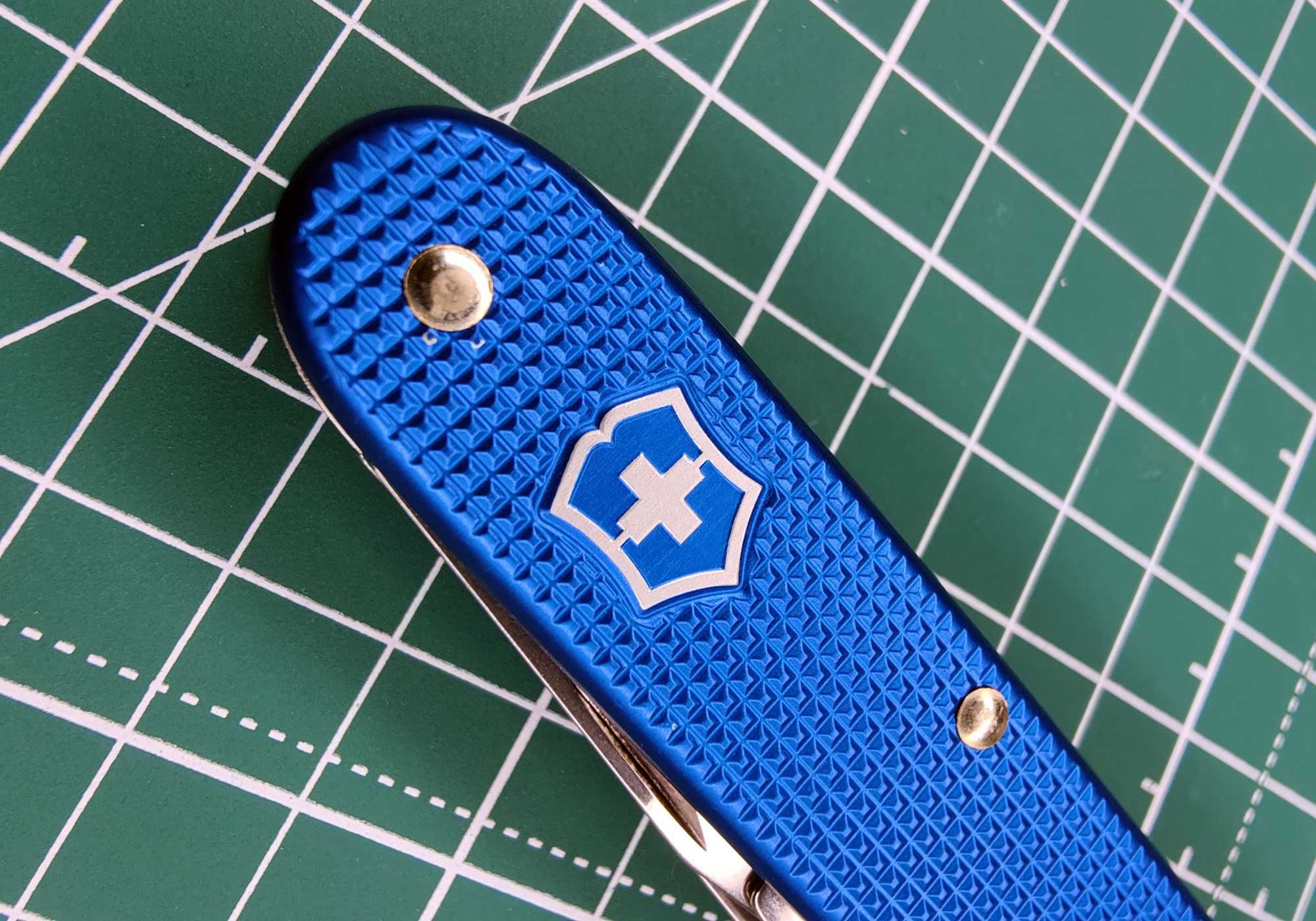 Мультітул ніж пила Victorinox Farmer Swiss Army Knife Blue Alox