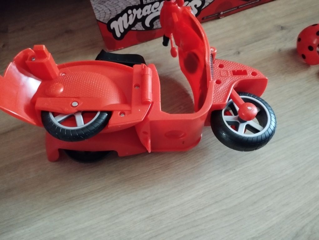Skuter plus lalka Biedronka z bajki Biedronka i czarny kot