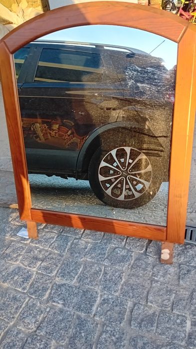 Espelho com moldura em madeira