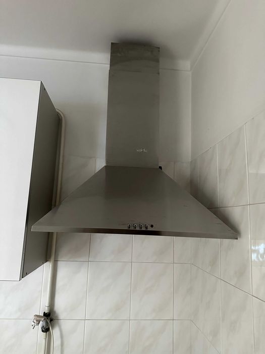 Cozinha com armários, pedra e eletrodomésticos (junto ou separado)