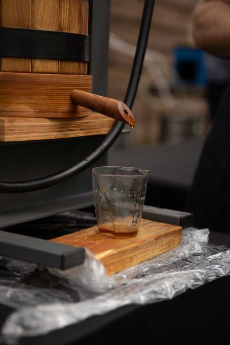 Гарбузова олія холодного віджиму в дубовій діжці