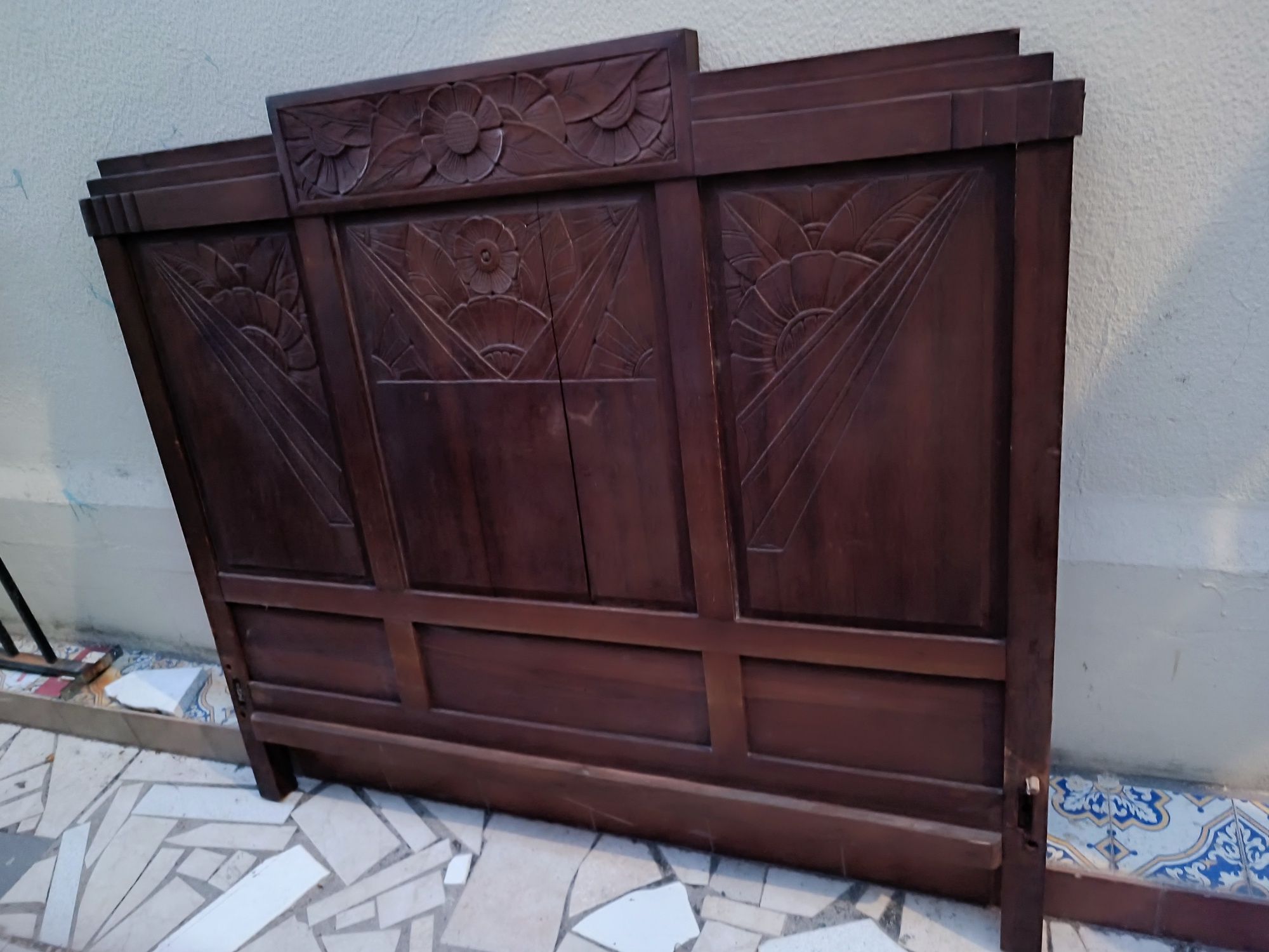 Cama de corpo e meio de madeira maciça como nova. Sem estrado. Comprim
