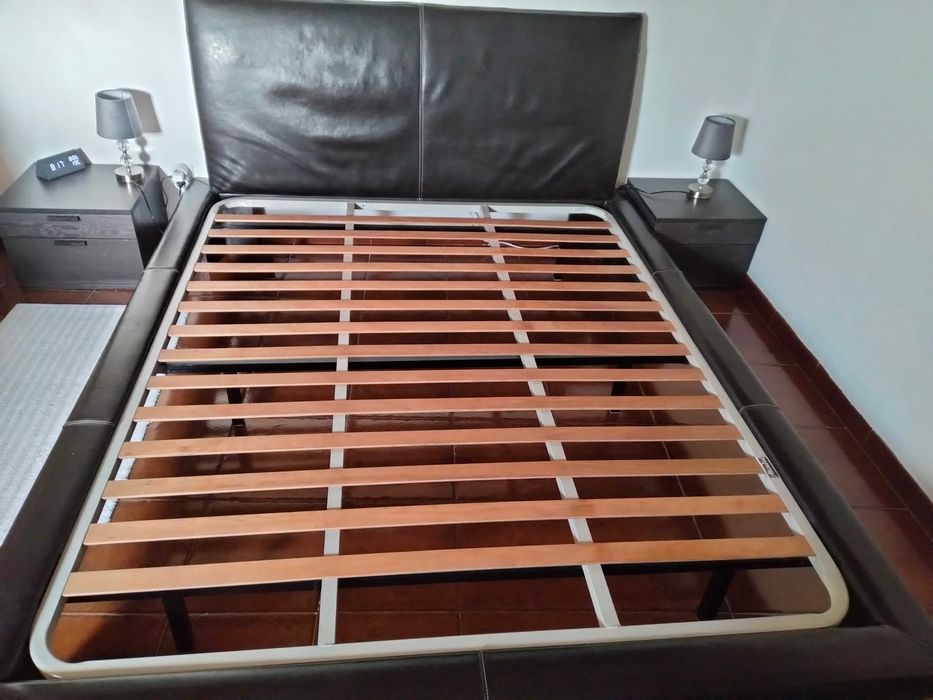 Vendo cama de casal em pele mais mesas de cabeceira