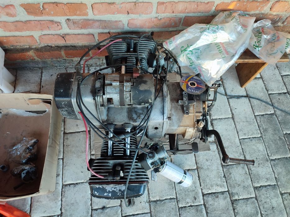 Мотор на МТ-11 з карбираторами, зажиганієм, генератором